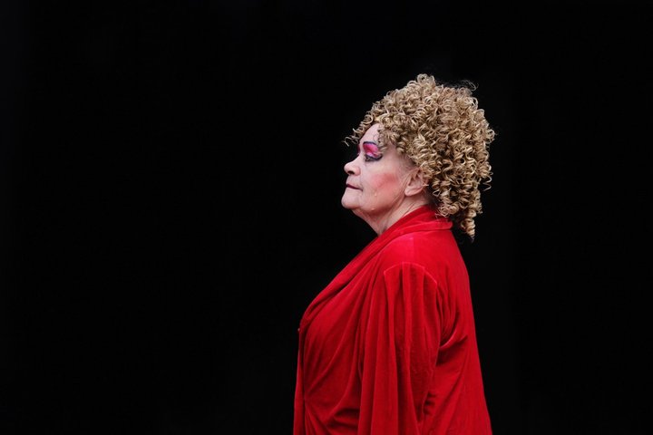 Пожилая украинка из Бердичева стала звездой своего города: ее экстравагантность поражает